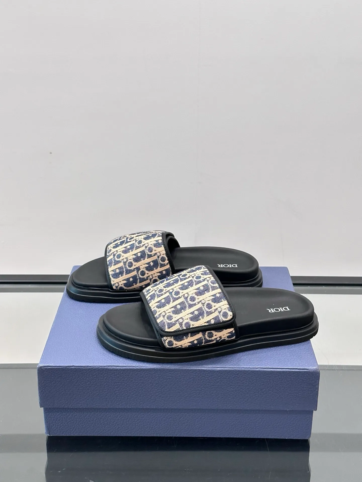 Factory price: 280💰𝐂𝐡𝐫𝐢𝐬𝐭𝐢𝐚𝐧 𝐃𝐢𝐨𝐫 Dior's latest popular sandals, classic upgraded Velcro sandals, original replicas, super durable and versatile, very comfortable on the feet, slimming and white, original cowhide leather upper, sheepskin lining Original d hardware buckle Original molded T men's shoes 💰U outsole Size: 38-44 (.45.46 customized)